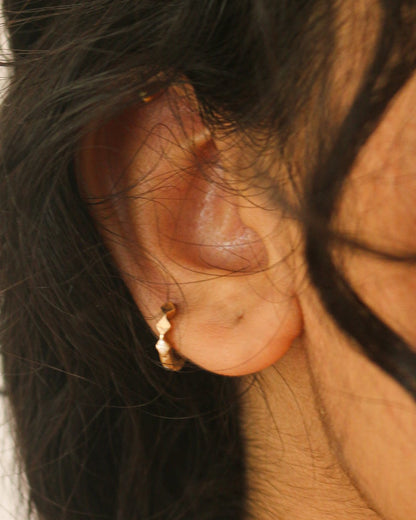 Kivi 04: 12mm Faceted Huggie (Minchu)