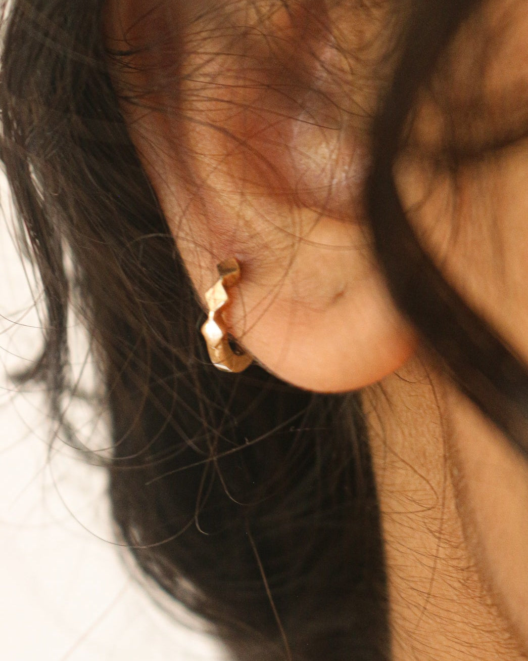 Kivi 04: 12mm Faceted Huggie (Minchu)