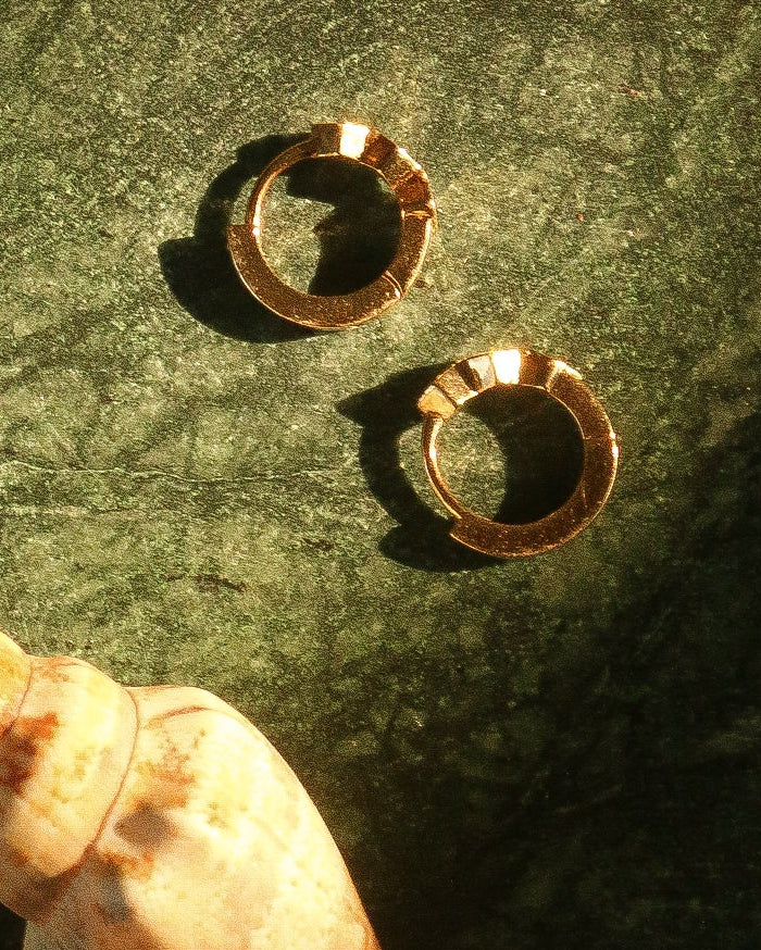 Kivi 04: 12mm Faceted Huggie (Minchu)