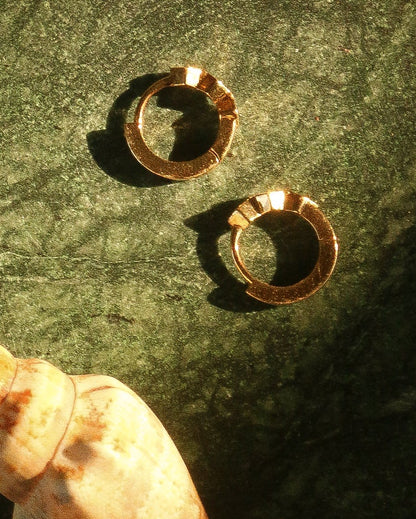 Kivi 04: 12mm Faceted Huggie (Minchu)